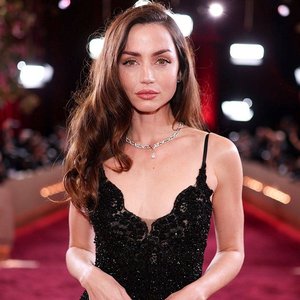 Ana de Armas Sizzles in a Bikini: Summer Fun and Hollywood Glam
