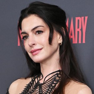 Anne Hathaway's Sci-Fi Chic Stuns at London Premiere