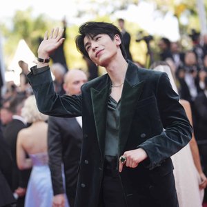 Zhang Linghe's New York Adventure: Redefining 'Cute' With a Dash of Fan Love