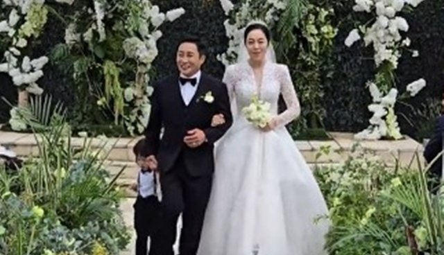 Kim Byung-man Ties the Knot in Star-Studded Ceremony on the Han River
