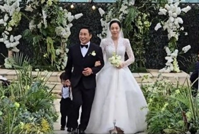 Kim Byung-man Ties the Knot in Star-Studded Ceremony on the Han River