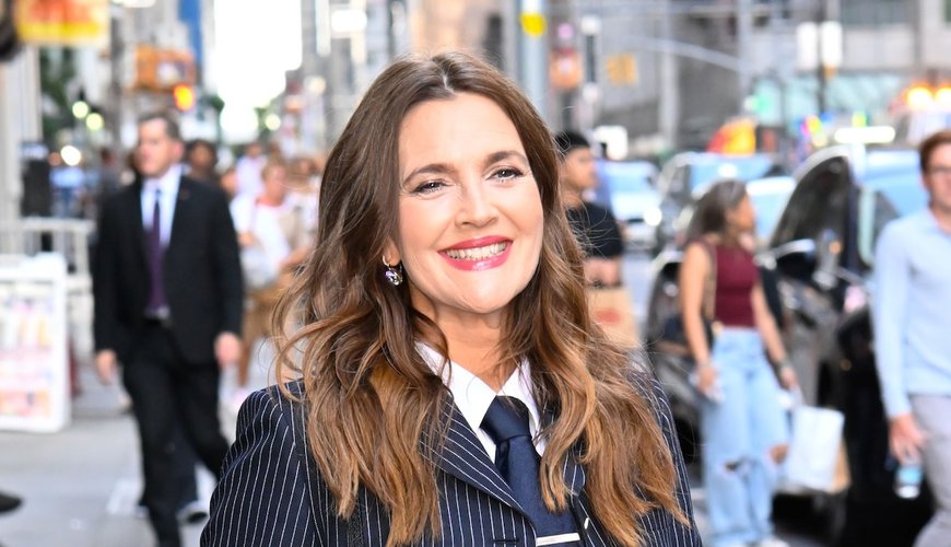 Drew Barrymore's Bold New Look: Icy Gray Hair Steals the Spotlight!