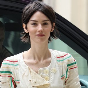 Gracie Abrams Rocks London with Vintage Chic Meets Sporty Vibe