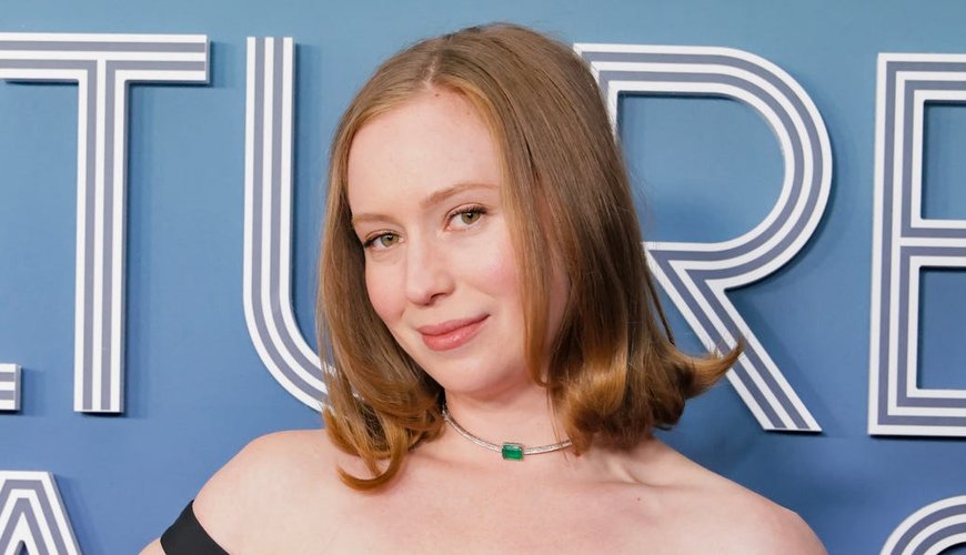 Hannah Einbinder Stuns in Black at Las Culturistas Culture Awards