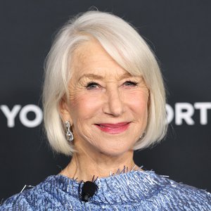 Helen Mirren's 2004 Emmys Sari: A Fashion Faux Pas or Bold Statement?