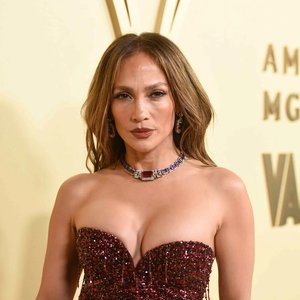 Jennifer Lopez Stuns Wimbledon with a Fashionably Oversized Flair