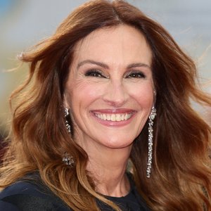 Julia Roberts Takes the Lead in 'Home Economics' Film Adaptation