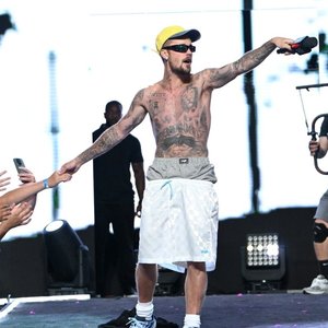 Justin Bieber Steals the Show at Fanatics Fest with a Shirtless Surprise