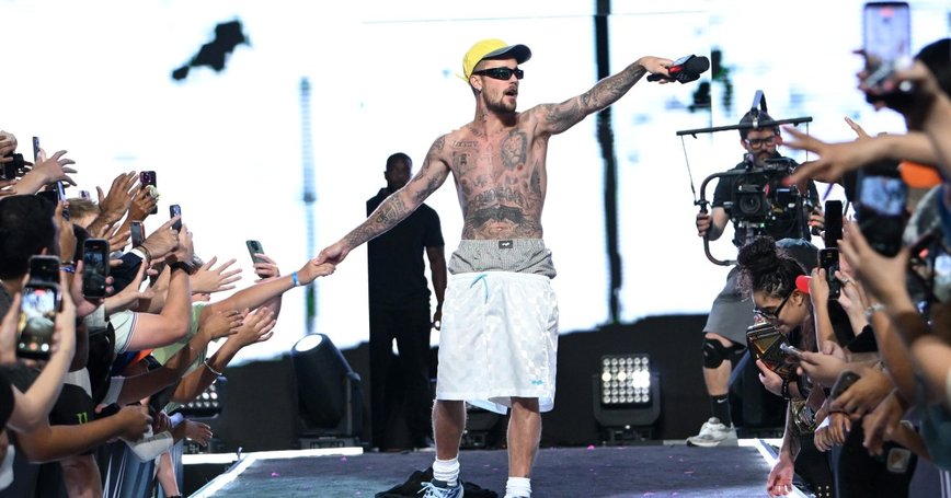 Justin Bieber Steals the Show at Fanatics Fest with a Shirtless Surprise