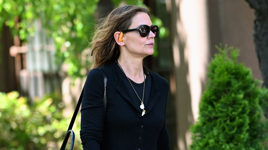 Katie Holmes Revives the '90s: Cord Necklaces Make a Comeback!