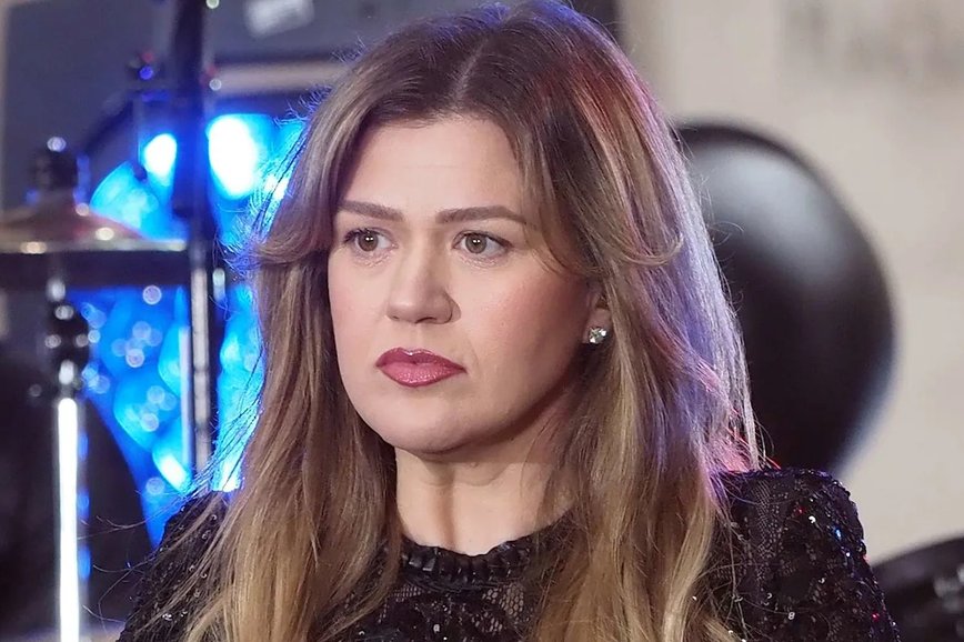 Kelly Clarkson Claps Back at Ex-Manager's Boob Job Suggestion with Sassy Comeback