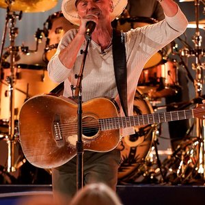 Kenny Chesney: Keeping Politics Out of the Spotlight
