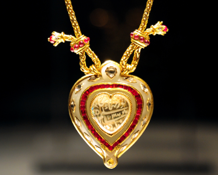 Margot Robbie Channels Old Hollywood Glamour with Elizabeth Taylor’s Iconic Taj Mahal Diamond at Wuthering Heights Premiere