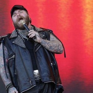 NFL Fans Stir the Pot: Teddy Swims vs. Jelly Roll Showdown