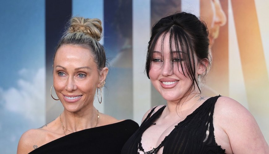 Noah Cyrus and Mom Tish Dazzle on Red Carpet Amid Dominic Purcell Drama