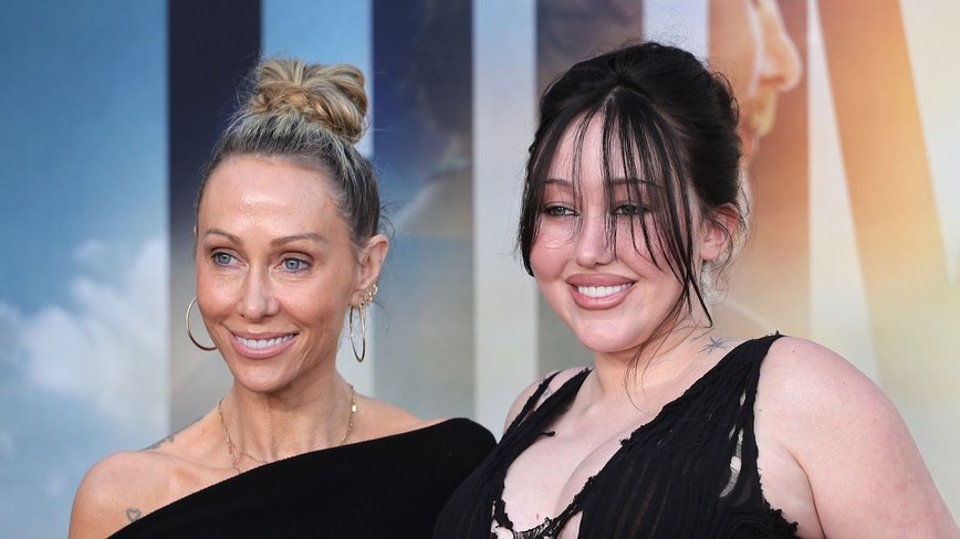 Noah Cyrus and Mom Tish Dazzle on Red Carpet Amid Dominic Purcell Drama