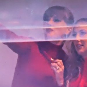 Taylor Swift Steals the Spotlight at Travis Kelce's Game – Sporting a Dazzling Engagement Ring!