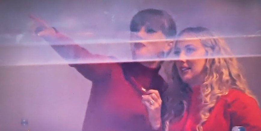 Taylor Swift Steals the Spotlight at Travis Kelce's Game – Sporting a Dazzling Engagement Ring!