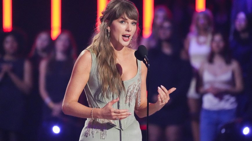 Taylor Swift's Bold Fashion Choice Sparks Social Media Frenzy!