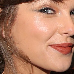 Taylor Swift Dazzles in Velvet at NYC Theater Night Out